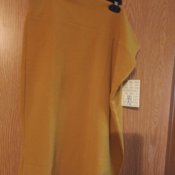 Free with purchase Nwt xl cassie supper cute yellow